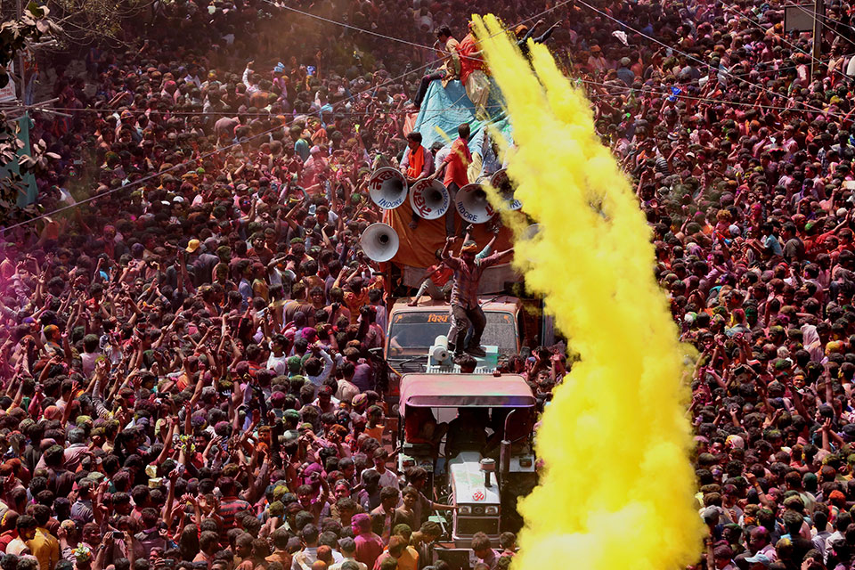 中国铁物：<监>事辞职