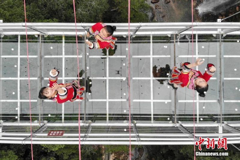 午评：港—股恒:指跌0.8% 科指跌1.19% 科网股、黄金股普跌 军工股、半导体板块大涨